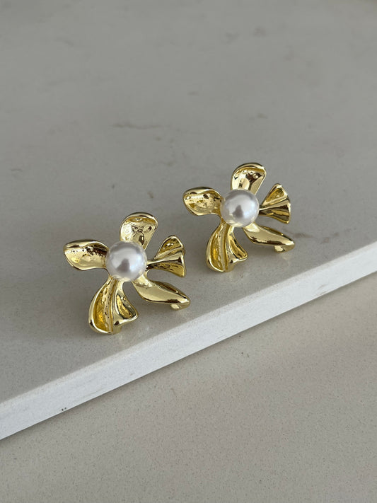 Gold Five-Petal Flower Earrings with White Pearl – Timeless Beauty